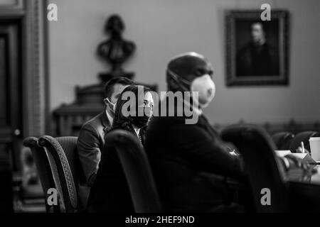 Washington, DC, USA. 13th Oktober 2021. Vizepräsidentin Kamala Harris nimmt am Mittwoch, den 13. Oktober 2021, an einem Supply Chain Meeting im Eisenhower Executive Office Building im Weißen Haus Teil. (Foto von Lawrence Jackson) Quelle: White House/ZUMA Press Wire Service/ZUMAPRESS.com/Alamy Live News Stockfoto