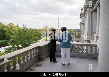 Washington, DC, USA. 13th Oktober 2021. Vizepräsidentin Kamala Harris spricht mit der Premierministerin von Barbados, Mia Mottley, am Mittwoch, den 13. Oktober 2021, auf dem Balkon des Feierlichen Büros des Vizepräsidenten im Eisenhower Executive Office Building im Weißen Haus. (Foto von Lawrence Jackson) Quelle: White House/ZUMA Press Wire Service/ZUMAPRESS.com/Alamy Live News Stockfoto