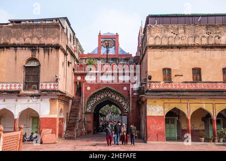 Neu-Delhi, Indien. 10th Januar 2022. Ein Blick auf das Haupttor von innen Fatehpuri Moschee eine der ältesten Moschee in Indien, die dringend erhalten werden muss, da mehrere Teile des Mughal-Ära-Denkmals schwere strukturelle Schäden erlitten hat, Chandni Chowk. Fatehpuri Masjid erbaut im Jahre 1650 n. Chr. von Fatehpuri Begum, einer der Frauen des Moghul-Imperators Shah Jahan, ist die Moschee aus rotem Sandstein gebaut und wunderschön mit kleinen Kuppeln und Minaretten dekoriert. Es markiert den großen Höhepunkt der historischen Straße von chandni chowk. Kredit: SOPA Images Limited/Alamy Live Nachrichten Stockfoto