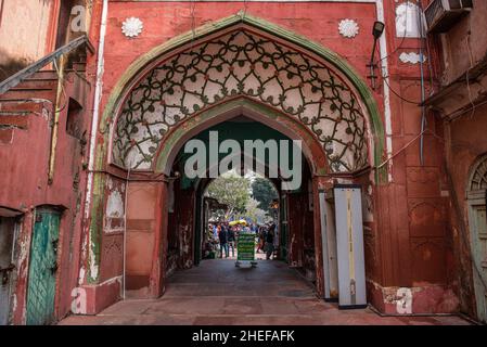 Neu-Delhi, Indien. 10th Januar 2022. Haupttor der Fatehpuri-Moschee eine der ältesten Moschee in Indien, die dringend erhalten werden muss, da mehrere Teile des Mughal-Ära-Denkmals schwere strukturelle Schäden erlitten hat, Chandni Chowk. Fatehpuri Masjid erbaut im Jahre 1650 n. Chr. von Fatehpuri Begum, einer der Frauen des Moghul-Imperators Shah Jahan, ist die Moschee aus rotem Sandstein gebaut und wunderschön mit kleinen Kuppeln und Minaretten dekoriert. Es markiert den großen Höhepunkt der historischen Straße von chandni chowk. Kredit: SOPA Images Limited/Alamy Live Nachrichten Stockfoto