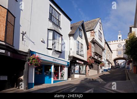 Fore Street und die Guildhall, Totnes, South Hams, Devon, England, Vereinigtes Königreich Stockfoto