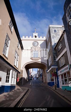 Fore Street und das East Gate, Totnes, South Hams, Devon, England, Vereinigtes Königreich Stockfoto