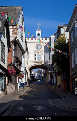 Fore Street und das East Gate, Totnes, South Hams, Devon, England, Vereinigtes Königreich Stockfoto