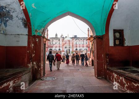 Gebrochene und feuchte Wände des Haupteingangs bei Fatehpuri Masjid eine der ältesten Masjid in Indien, die dringend erhalten werden muss, da mehrere Teile des Mughal-Ära-Denkmals schwere strukturelle Schäden erlitten hat, Chandni Chowk. Fatehpuri Masjid erbaut im Jahre 1650 n. Chr. von Fatehpuri Begum, einer der Frauen des Moghul-Imperators Shah Jahan, ist die Moschee aus rotem Sandstein gebaut und wunderschön mit kleinen Kuppeln und Minaretten dekoriert. Es markiert den großen Höhepunkt der historischen Straße von chandni chowk. (Foto von Pradeep Gaur/SOPA Images/Sipa USA) Stockfoto