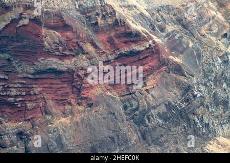 Vulkanisches Gestein an den Hängen, Küste der Insel Masafuera, Juan Fernandez-Inseln, Chile 2nd. März 2020 Stockfoto