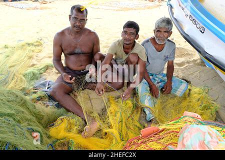 Sri Lanka Chilaw Karukupane - Strand von Karukupane Fischerhafen Fischer reparieren ihre Netze Stockfoto