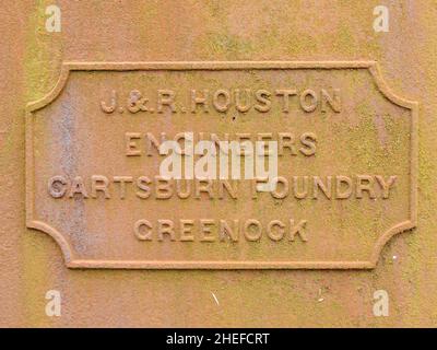 Das Herstellerzeichen von J&R Houston von der Cartsburn Foundry, auf einer Säule im James Watt Dock in Greenock am Firth of Clyde. Schottland. Stockfoto