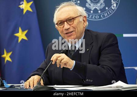 Rom, Italien. 10th Januar 2022. Der italienische Bildungsminister Patrizio Bianchi nimmt am 10. Januar 2022 an einer gemeinsamen Pressekonferenz in Rom, Italien, Teil. Italiens wichtigste Priorität in der Phase der COVID-19-Pandemie besteht darin, die Schulen offen zu halten, sagte Premierminister Mario Draghi am Montag und verteidigte gleichzeitig die Entscheidung, den Impfstoff für Menschen ab 50 Jahren obligatorisch zu machen. Quelle: Str/Xinhua/Alamy Live News Stockfoto