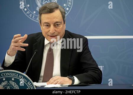 Rom, Italien. 10th Januar 2022. Der italienische Premierminister Mario Draghi nimmt am 10. Januar 2022 an einer gemeinsamen Pressekonferenz in Rom, Italien, Teil. Italiens wichtigste Priorität in der Phase der COVID-19-Pandemie besteht darin, die Schulen offen zu halten, sagte Premierminister Mario Draghi am Montag und verteidigte gleichzeitig die Entscheidung, den Impfstoff für Menschen ab 50 Jahren obligatorisch zu machen. Quelle: Str/Xinhua/Alamy Live News Stockfoto