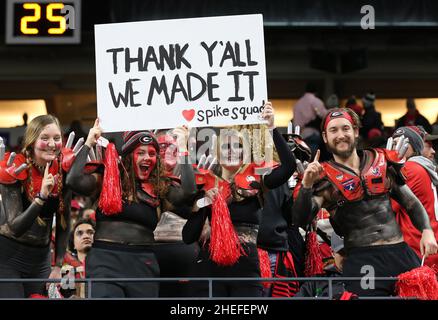 Indianapolis, Usa. 10th Januar 2022. Georgia-Studenten jubeln vor der ersten Hälfte des Fußballspiels der NCAA National Championship 2022 gegen Alabama im Lucas Oil Stadium in Indianapolis, Indiana, am Montag, den 10. Januar 2022, an. Foto von Aaron Josefczyk/UPI Credit: UPI/Alamy Live News Stockfoto