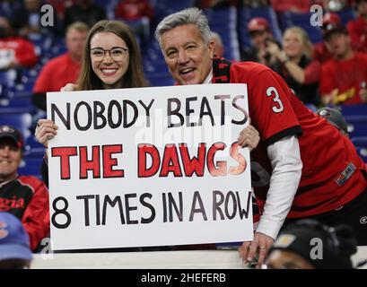 Indianapolis, Usa. 10th Januar 2022. Georgia Bulldogs-Fans bereiten sich am Montag, den 10. Januar 2022, auf das Fußballspiel der NCAA National Championship 2022 gegen die Alabama Crimson Tide im Lucas Oil Stadium in Indianapolis, Indiana, vor. Foto von Aaron Josefczyk/UPI Credit: UPI/Alamy Live News Stockfoto