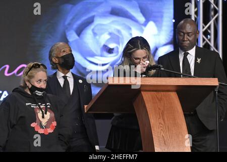 Soledad Peralta (L) hört zu, wie eine Cousine während der Beerdigung ihrer Tochter Valentina Orellana-Peralta Kommentare macht, Sie war am 23rd. Dezember 2022 in einer Garderobe des Burlington-Ladens, als sie von einem runden Feuer während eines Polizeischießers auf das Geschäft von North Hollywood in der City of Refuge Church in Gardena, Kalifornien, am Montag, den 10. Januar 2011, getroffen wurde. Valentina kam vor etwa sechs Monaten mit ihrer Mutter aus Santiago, Chile, nach Los Angeles und hatte den Traum, Roboteringenieurin und amerikanische Staatsbürgerin zu werden. Auf der Suche nach Rev. Al Sharpton (2nd-L) und Rechtsanwalt Ben Crump. Foto von Jim Ruymen/UPI Stockfoto