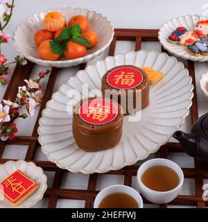 Bandung, Indonesien, 01122021: Chinesischer Neujahrskuchen (mit dem chinesischen Zeichen 'Fu' bedeutet Glück). Beliebt als Kue Keranjang oder Dodol China in Indonesien. Stockfoto