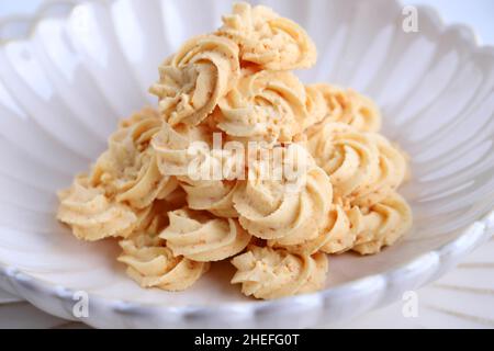 Selected Focus, SLoce Up Kukis Sagu Keju oder Cheese Sago Cookies ist eines der beliebtesten Cookies in Indonesien zu Weihnachten oder Lebaran. Stockfoto