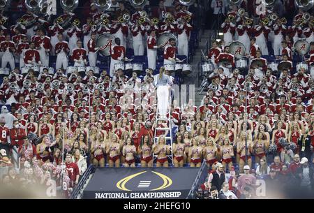 Indianapolis, Usa. 10th Januar 2022. Die Bandmitglieder von Alabama Crimson Tide treten am Montag, den 10. Januar 2022, beim NCAA National Championship-Fußballspiel 2022 im Lucas Oil Stadium in Indianapolis, Indiana, vor Georgia auf. Foto von Aaron Josefczyk/UPI Credit: UPI/Alamy Live News Stockfoto