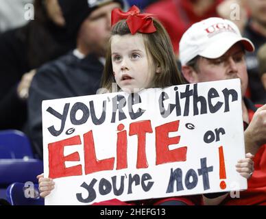 Indianapolis, Usa. 10th Januar 2022. Ein junger Fußballfan gibt am Montag, den 10. Januar 2022, vor dem Fußballspiel der NCAA National Championship gegen Alabama im Lucas Oil Stadium in Indianapolis, Indiana, 2022 eine Erklärung ab. Foto von Aaron Josefczyk/UPI Credit: UPI/Alamy Live News Stockfoto