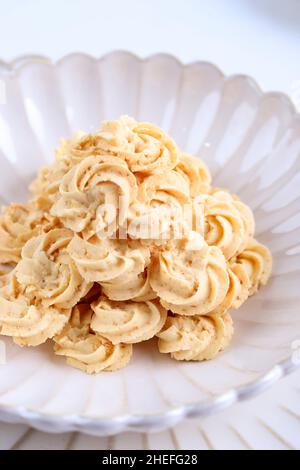 Kukis Sagu Keju oder Cheese Sago Cookies ist eines der beliebtesten Kekse in Indonesien zu Weihnachten oder Lebaran. Weißes Konzept der Bäckerei, Stockfoto