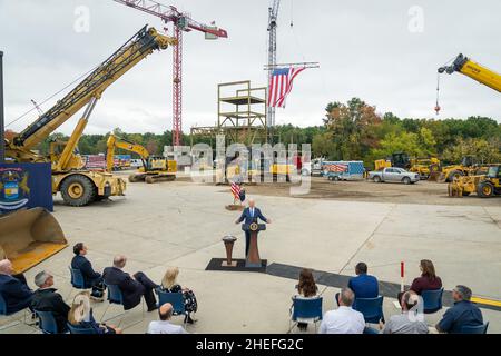 Howell, Michigan, USA. 5th Oktober 2021. Präsident Joe Biden hält am Dienstag, den 5. Oktober 2021, im Schulungszentrum für Betriebsingenieure in Howell, Michigan, Bemerkungen zu seiner Agenda „Build Back Better“. Credit: White House/ZUMA Press Wire Service/ZUMAPRESS.com/Alamy Live News Stockfoto