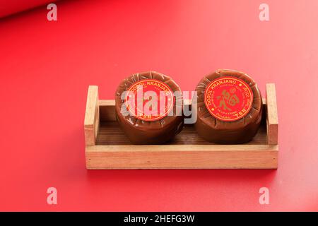 Bandung, Indonesien, 01122021: Chinesischer Neujahrskuchen (mit dem chinesischen Zeichen 'Fu' bedeutet Glück). Beliebt als Kue Keranjang oder Dodol China in Indonesien. Stockfoto