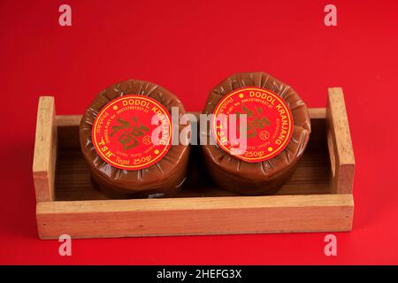 Bandung, Indonesien, 01122021: Chinesischer Neujahrskuchen (mit dem chinesischen Zeichen 'Fu' bedeutet Glück). Beliebt als Kue Keranjang oder Dodol China in Indonesien. Stockfoto