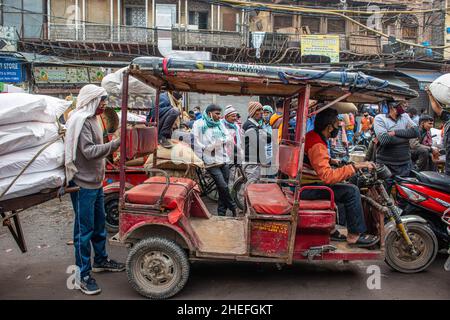 Neu-Delhi, Indien. 10th Januar 2022. Elektrischer Rickshaw-Fahrer mit einer Maske in seiner Rikscha ohne Beifahrer gesehen. Weniger Arbeit auf dem Markt aufgrund von Covid19, auf Chandni Chowk Market, Geschäfte dürfen nur auf ungerader Basis öffnen (ungerade-gerade Regelung ist ein Rationierungssystem) zwischen 10 und 8 Uhr inmitten der dritten Welle von Coronavirus in Delhi. Kredit: SOPA Images Limited/Alamy Live Nachrichten Stockfoto