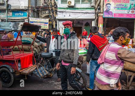 Neu-Delhi, Indien. 10th Januar 2022. Während der Arbeitszeit streift die Belegschaft auf dem Markt herum. Weniger Arbeit auf dem Markt aufgrund von Covid19, auf Chandni Chowk Market, Geschäfte dürfen nur auf ungerader Basis öffnen (ungerade-gerade Regelung ist ein Rationierungssystem) zwischen 10 und 8 Uhr inmitten der dritten Welle von Coronavirus in Delhi. Kredit: SOPA Images Limited/Alamy Live Nachrichten Stockfoto