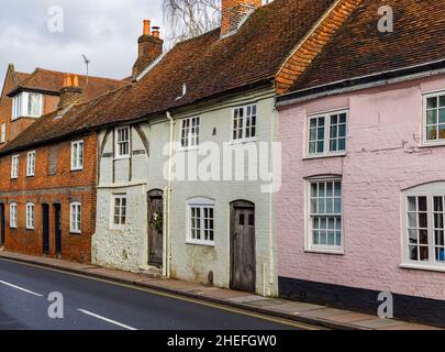 Malerische alte Cottages aus dem 17. Jahrhundert vor der Chesil Street im historischen Winchester, Hampshire, England Stockfoto