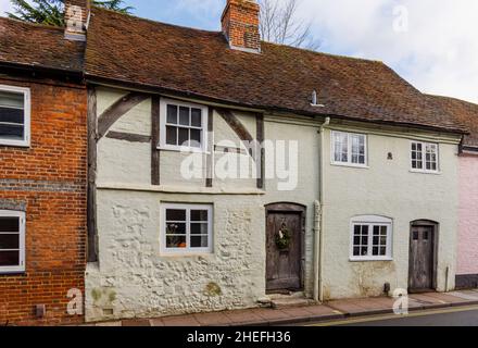 Malerische alte Cottages aus dem 17. Jahrhundert vor der Chesil Street im historischen Winchester, Hampshire, England Stockfoto