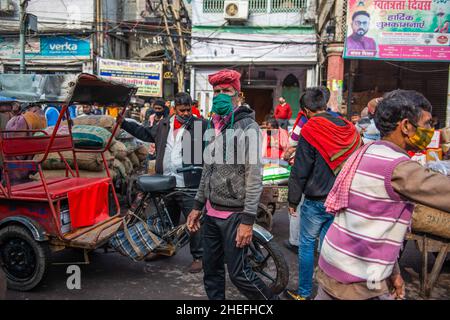 Neu-Delhi, Indien. 10th Januar 2022. Während der Arbeitszeit streift die Belegschaft auf dem Markt herum. Weniger Arbeit auf dem Markt aufgrund von Covid19, auf Chandni Chowk Market, Geschäfte dürfen nur auf ungerader Basis öffnen (ungerade-gerade Regelung ist ein Rationierungssystem) zwischen 10 und 8 Uhr inmitten der dritten Welle von Coronavirus in Delhi. (Foto von Pradeep Gaur/SOPA Images/Sipa USA) Quelle: SIPA USA/Alamy Live News Stockfoto