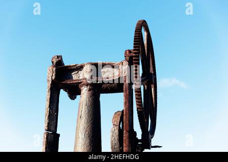 Nautische Infrastruktur gegen den blauen Himmel gesehen. Salvador, Bahia, Brasilien. Stockfoto