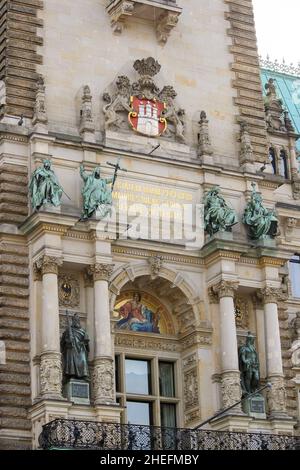 Nahaufnahme der Fassade des Hamburger Rathauses im Sommer am Marktplatz mit lateinischer Inschrift. Stockfoto