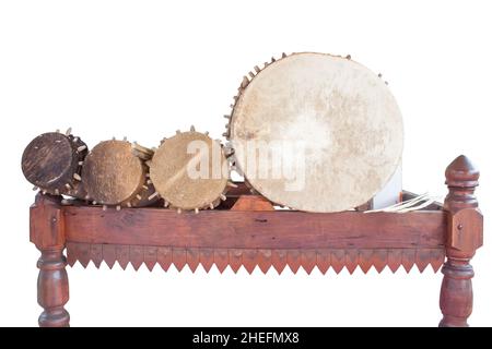 Große alte Trommel ist im Tempel.Kuh Ledertrommel.Weißer Hintergrund Stockfoto