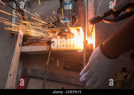 Metallarbeiter im Werk schweißen mit Funken. Stockfoto