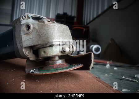 Bohrmaschine mit Bohrer arbeiten auch als Waffe. Stockfoto