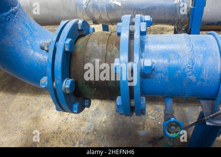 Die großen Rohrverbindungen und das Wasserventil im Leitungswasser der Kühlung. Stockfoto