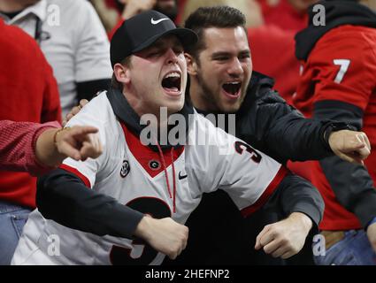 Indianapolis, Usa. 10th Januar 2022. Georgia Bulldogs-Fans reagieren am Montag, den 10. Januar 2022, während der ersten Hälfte des Fußballspiels der NCAA National Championship 2022 gegen die Alabama Crimson Tide im Lucas Oil Stadium in Indianapolis, Indiana. Foto von Aaron Josefczyk/UPI Credit: UPI/Alamy Live News Stockfoto