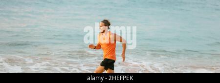 Fitness-Sportler Mann läuft schnell sprintet auf Strand Meer Wasser Hintergrund Banner. Profil des männlichen Läufers explosiver Lauf mit Energie Stockfoto