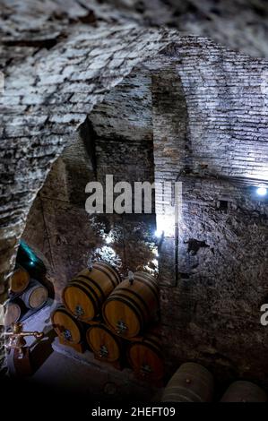 Mittelalterliche unterirdische Weinkeller mit alten Rotweinfässern für den Ausbau von vino nobile di Montepulciano in der Altstadt auf dem Hügel Montepulciano in der Toskana, Es Stockfoto