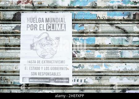 CABA, Buenos Aires, Argentinien; 24. September 2021: Plakat des globalen Klimastreiks mit den Texten: Genug von Extraktivismus, Staat und Regierungen ar Stockfoto