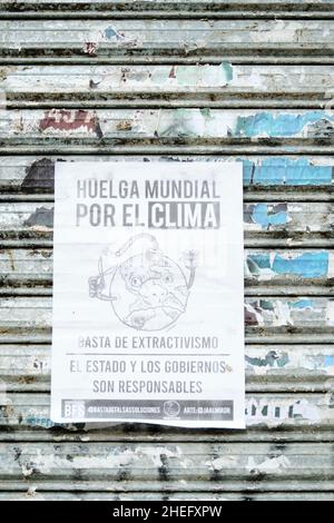 CABA, Buenos Aires, Argentinien; 24. September 2021: Plakat des globalen Klimastreiks mit den Texten: Genug von Extraktivismus, Staat und Regierungen ar Stockfoto