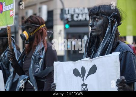 Buenos Aires, Argentinien; 24. September 2021: Globaler Klimastreik, junge Aktivisten in schwarzen Kleidern, die gegen Ölgesellschaften protestieren Stockfoto