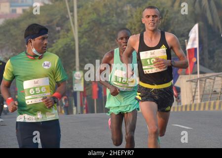 Dhaka. 11th Januar 2022. Am 10. Januar 2022 treten Athleten in Dhaka, Bangladesch, bei einem Marathon zum „Heimkehr-Tag“ von Bangabandhu Sheikh Mujibur Rahman, dem Vater der Nation, an. Quelle: Xinhua/Alamy Live News Stockfoto