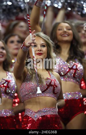 Indianapolis, Usa. 10th Januar 2022. Die Mitglieder des Spirit-Teams von Alabama Crimson Tide treten am Montag, den 10. Januar 2022, beim Fußballspiel der NCAA National Championship 2022 im Lucas Oil Stadium in Indianapolis, Indiana, gegen die Georgia Bulldogs auf. Foto von Aaron Josefczyk/UPI Credit: UPI/Alamy Live News Stockfoto