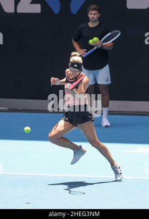 Melbourne, Australien. 11th. Januar 2022. Die deutsche Tennisspielerin Angelique Kerber in Aktion während einer Trainingseinheit beim Australian Open Turnier im Melbourne Park am Montag, den 10. Januar 2022. © Jürgen Hasenkopf / Alamy Live News Stockfoto