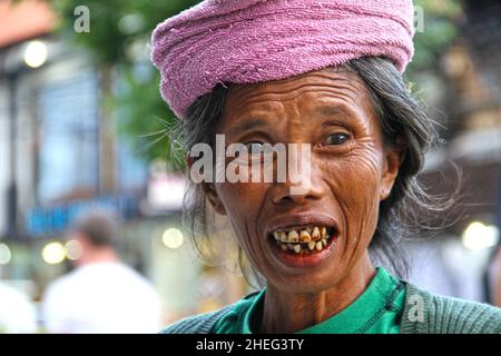 Ein älterer balinesischer Messerverkäufer in Kuta auf der Insel Bali in Indonesien. Stockfoto