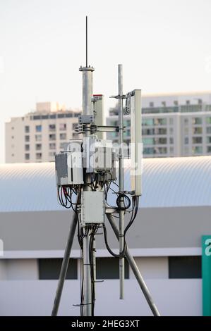 Telekommunikationsturm mit 5G Mobilfunknetzen Stockfoto