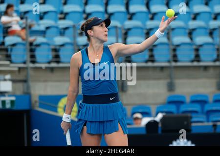 Sydney, Australien. 11th Januar 2022. Belinda Bencic aus der Schweiz bedient Beatriz Haddad Maia aus Brasilien während des Sydney Tennis Classic 2022 im Sydney Olympic Park Tennis Center, Sydney, Australien am 11. Januar 2022. Foto von Peter Dovgan. Nur zur redaktionellen Verwendung, Lizenz für kommerzielle Nutzung erforderlich. Keine Verwendung bei Wetten, Spielen oder Veröffentlichungen einzelner Clubs/Vereine/Spieler. Kredit: UK Sports Pics Ltd/Alamy Live Nachrichten Stockfoto