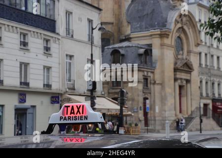 Taxi in den belebten Straßen von Paris Stockfoto
