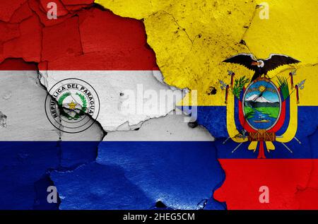 Flaggen von Paraguay und Ecuador auf rissige Wand gemalt Stockfoto