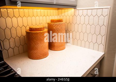 Zwei Keramikbehälter Mit Deckel Auf Der Kitchen Counter Top Stockfoto